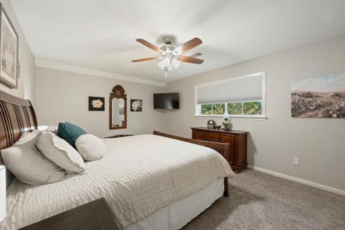 Ένα ή περισσότερα κρεβάτια σε δωμάτιο στο It's Miller Time! - Let us Explain