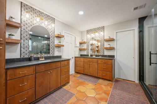 Kuchyň nebo kuchyňský kout v ubytování It's Miller Time! - Let us Explain