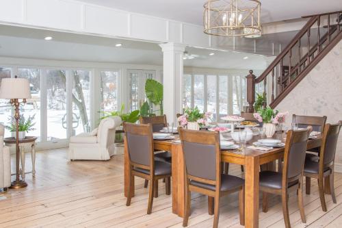 een eetkamer met een tafel en stoelen bij Luxury Lakefront Estate in Valparaiso