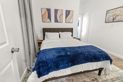 una camera da letto con un letto con una coperta blu e bianca di 1BR Duplex • Walk to River & Downtown a San Angelo