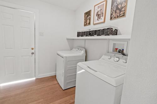 una lavanderia bianca con lavatrice e asciugatrice di 1BR Duplex • Walk to River & Downtown a San Angelo