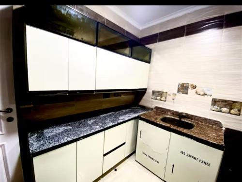 Η κουζίνα ή μικρή κουζίνα στο غرف فندقية هادئة