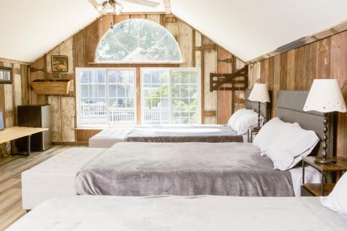 een slaapkamer met twee bedden en een raam bij Luxury Lakefront Estate in Valparaiso