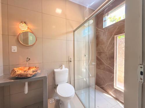 Et badeværelse på Chalé Pequi, Romântico e espaçoso, com ar cond conforto e aconchego