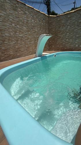 einen Whirlpool mit einer Wasserrutsche im Hinterhof in der Unterkunft Casa de Veraneio Paraty in Paraty