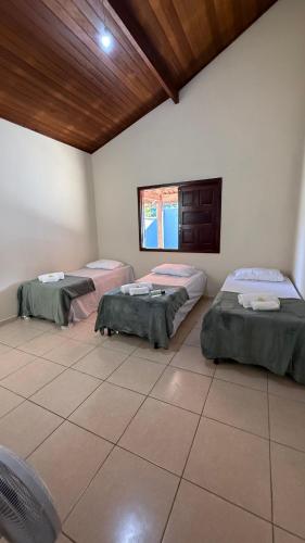 ein Zimmer mit drei Betten in einem Zimmer in der Unterkunft Casa de Veraneio Paraty in Paraty