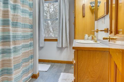 Ένα μπάνιο στο Family Retreat Near Winter Trails in Wakefield!