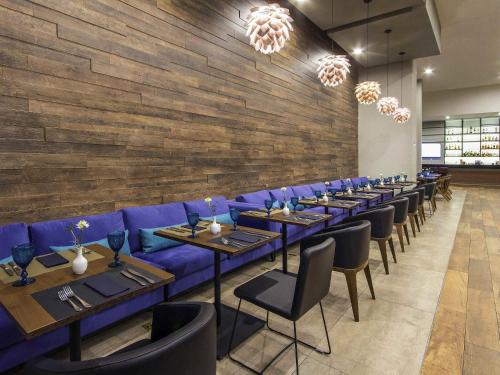 O zonă de relaxare la Novotel Medellin El Tesoro