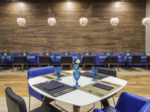 O zonă de relaxare la Novotel Medellin El Tesoro