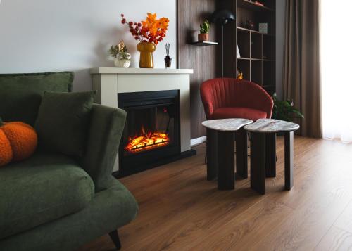 Et opholdsområde på Urban Grove Apartment with Balcony and Free Parking