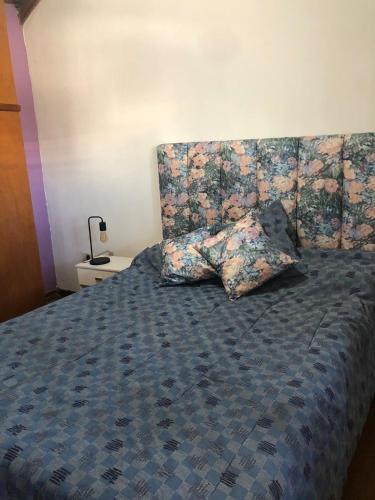 ein Bett mit einem Kissen darauf in der Unterkunft Hogar de luz in Olavarría