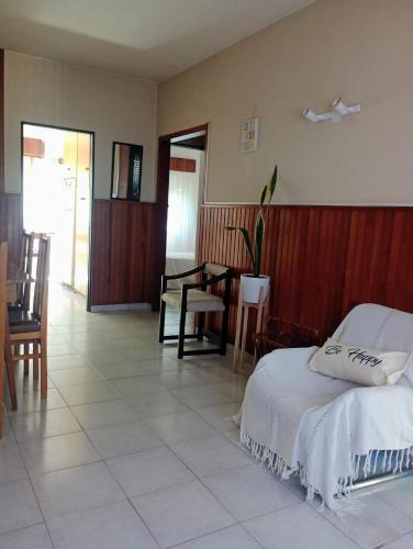 een slaapkamer met een bed, een tafel en stoelen bij Nono110 in Villa Gesell