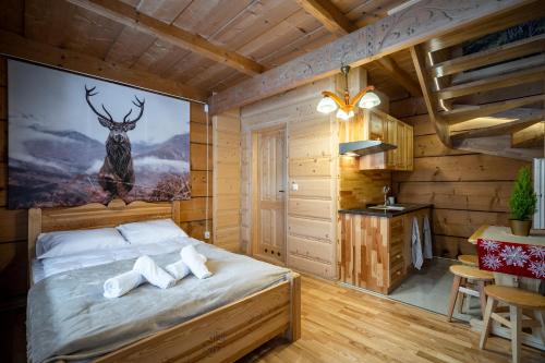 Giường trong phòng chung tại Domek u Świerków 2 - Zabytkowe domki 4 i 8 osobowe, w każdym 2 sypialnie, 2 łazienki, aneks kuchenny, balkon, 1,5km Termy Chochołowskie