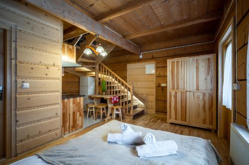 Ảnh trong thư viện ảnh của Domek u Świerków 2 - Zabytkowe domki 4 i 8 osobowe, w każdym 2 sypialnie, 2 łazienki, aneks kuchenny, balkon, 1,5km Termy Chochołowskie ở Chochołów