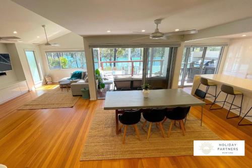 ManyanaにあるLakeview at Berringerのテーブルとダイニングルームのあるリビングルーム