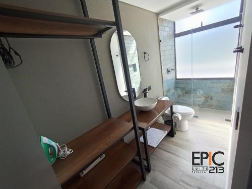 Koupelna v ubytování Epic Suite 213 Deluxe Airport Family 2Room 6Pax