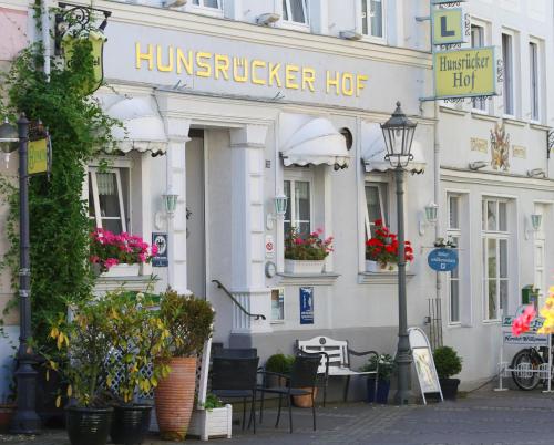 Biały budynek z napisem "Głodowa świnia" w obiekcie City Hotel Hunsrücker Hof w mieście Boppard