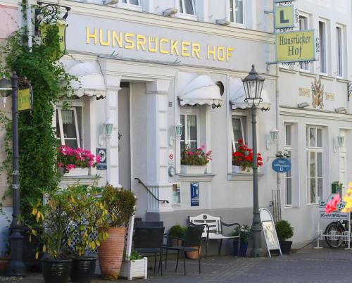 Ein weißes Gebäude mit einem Schild, das Hunger-Schwein liest. in der Unterkunft City Hotel Hunsrücker Hof in Boppard