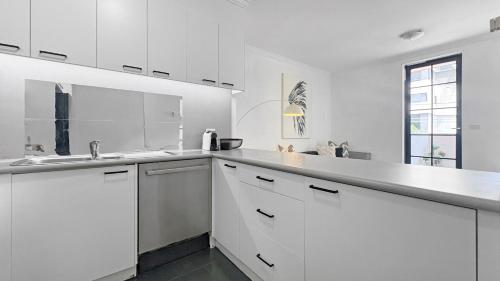 Η κουζίνα ή μικρή κουζίνα στο Walk to Grand Prix and St Kilda Beach