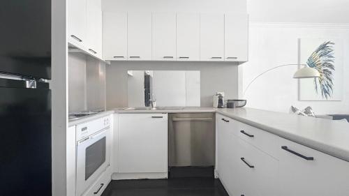 Η κουζίνα ή μικρή κουζίνα στο Walk to Grand Prix and St Kilda Beach