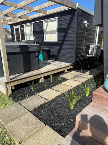 Vườn quanh Black Sails Kuaotunu - across road from beach!