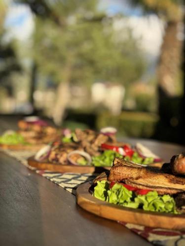 Mad på motellet eller i nærheden