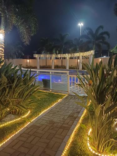 een zwembad met verlichting bij Residencial pacific in Cabo Frio