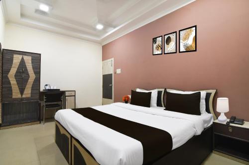 Postel nebo postele na pokoji v ubytování Collection O Kalighat Metro Station Formerly RM Guest Home