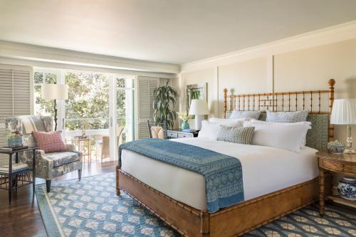 Un dormitorio con una cama grande y un balcón. en Shutters On The Beach, en Los Ángeles