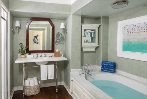 Un baño con bañera, lavabo y bañera. en Shutters On The Beach, en Los Ángeles