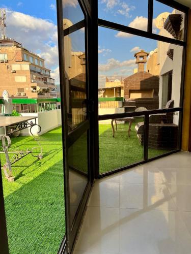 المهندسين شقة فندقية فاخرة باطلالة علي روف خاص خمسة غرف كاملة