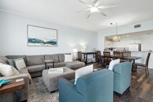 Posezení v ubytování Ocean Park 210 condo