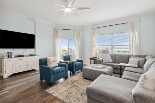 TV a/nebo společenská místnost v ubytování Ocean Park 210 condo