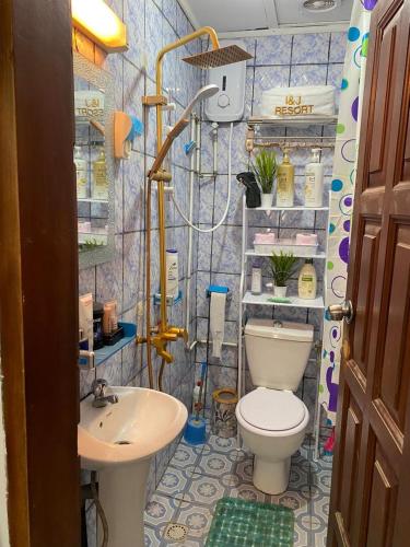 un bagno con un water e un lavandino di I&J Resort VIP a Yaoundé