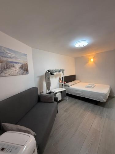 a living room with a couch and a bed at Loft Calypso in Sitio de Calahonda