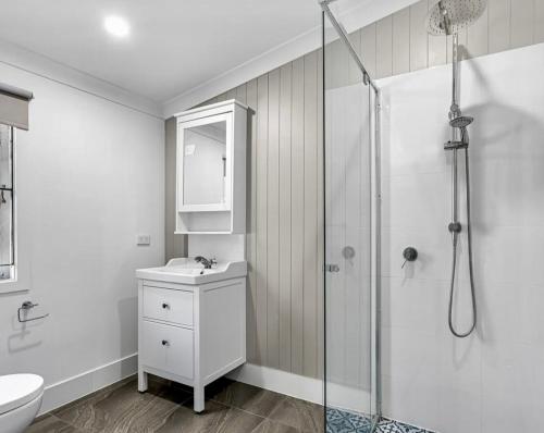 Ένα μπάνιο στο Syntax Cottage