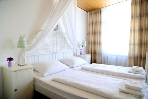 Łóżko lub łóżka w pokoju w obiekcie City Hotel Hunsrücker Hof
