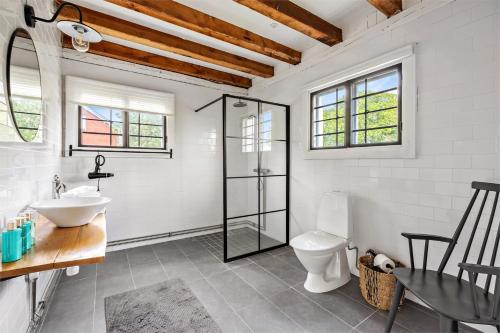 Koupelna v ubytování Eksgården Gårdshotell