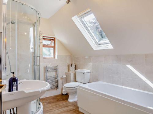 Phòng tắm tại 2 Bed in South Hill KATES