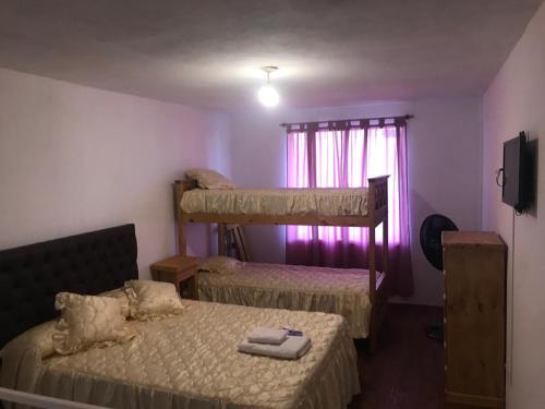 ein Zimmer mit zwei Etagenbetten und einem Fenster in der Unterkunft Laboulaye, Sarmiento 334 in Laboulaye
