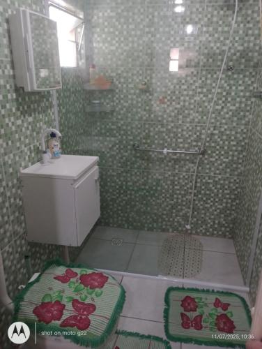 Un baño con ducha, inodoro y lavabo. en Casa próximo ao Aeroporto, en Florianópolis