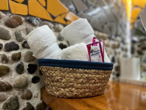 Una cesta de toallas sobre una mesa en Casa Olas, en Quepos