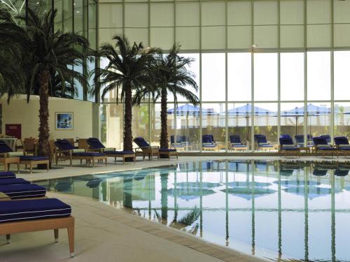 Bazén v ubytování Mövenpick Hotel Al Khobar nebo v jeho okolí