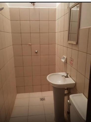 Un baño de Hostal FINI