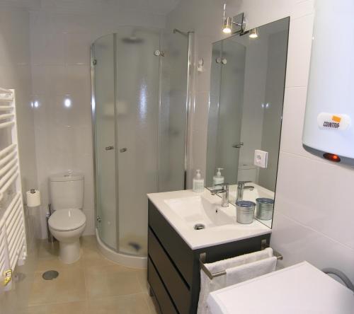 a bathroom with a shower and a sink and a toilet at Apartamento El Nial de Potes in Potes