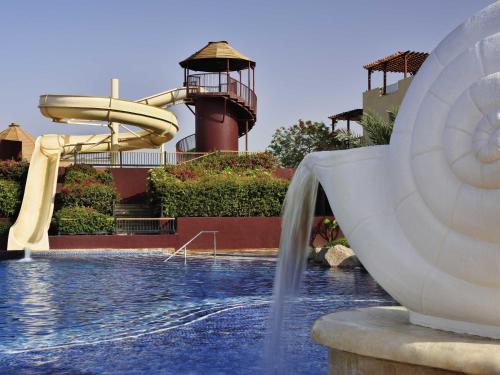 Piscina de la sau aproape de Mövenpick Resort & Spa Tala Bay Aqaba