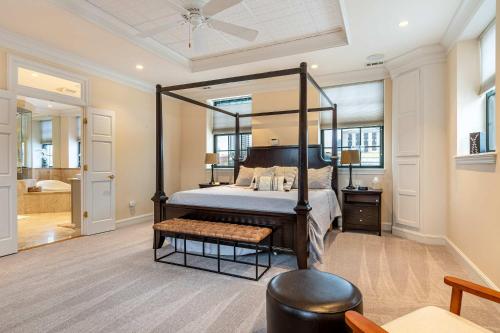 - une chambre avec un lit à baldaquin et une salle de bains dans l'établissement Grand Luxury Loft right Downtown, à Indianapolis