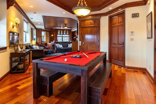 un salon avec une table de billard dans l'établissement Grand Luxury Loft right Downtown, à Indianapolis