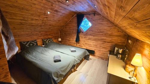 Cozy River Cabin Styled Loft في كيرونا: منظر علوي لغرفة نوم في كابينة خشب