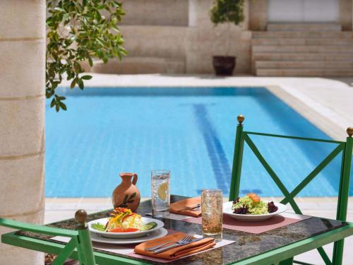 リゾートの敷地内または近くでの食事または食べ物